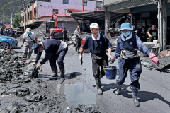 光復郷に湧き上がる愛　被災地での汚泥除去作業